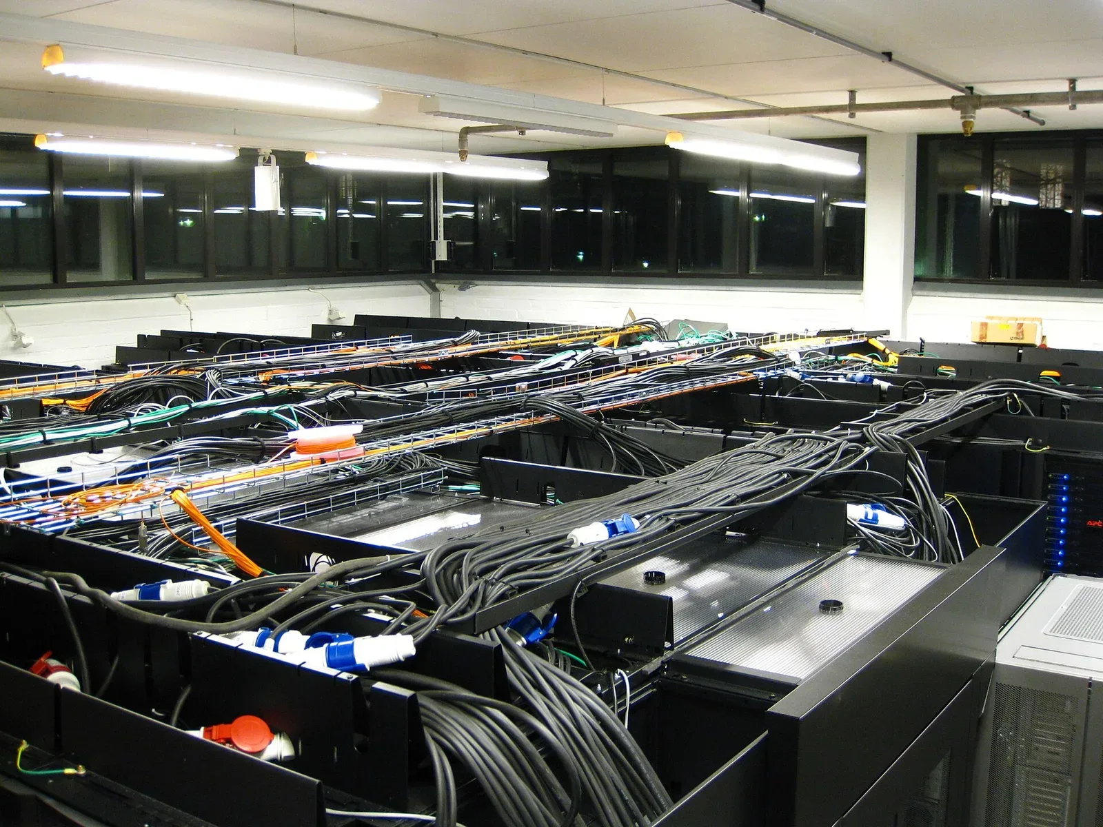 City rolls out public wifi across transit hubs